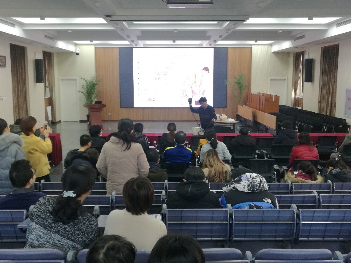 张江义做除颤仪操作示教