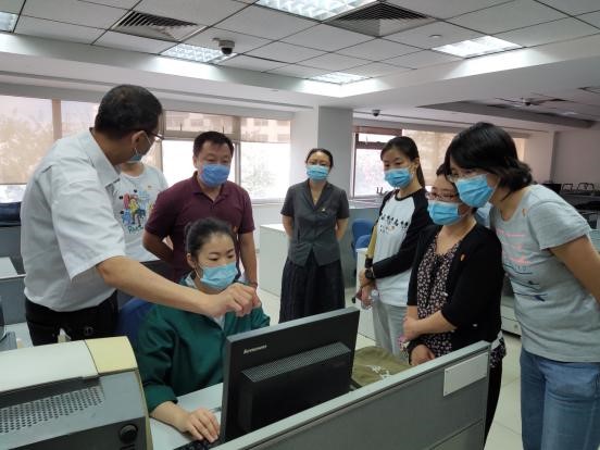 观摩会计档案影像扫描质检操作过程