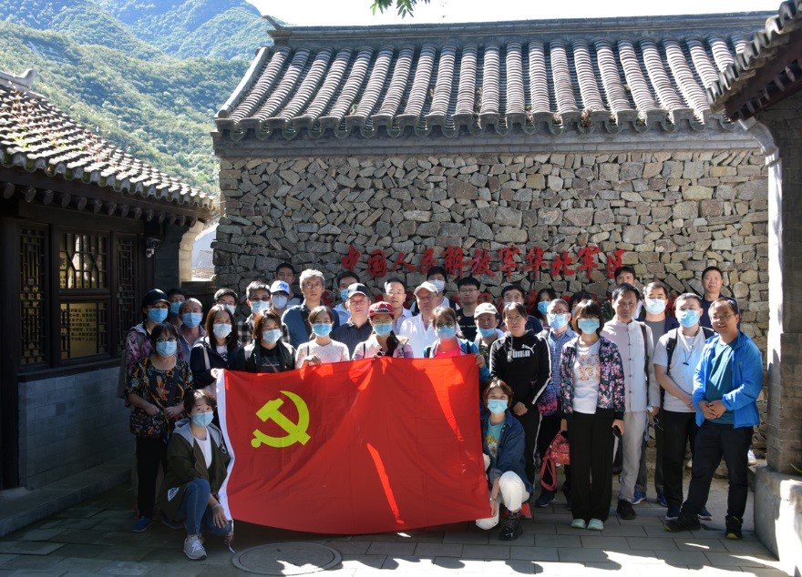 挺进军司令部旧址陈列馆合影