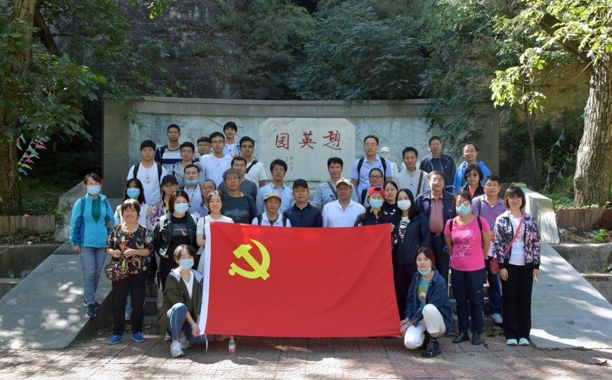 革命烈士“憩英园”前合影