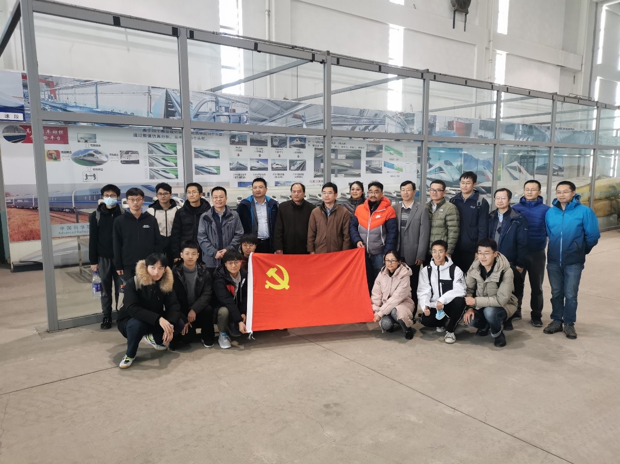 参观高速列车动模型实验平台