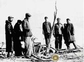 1967年，王淦昌（左1）、彭桓武（左2）、郭永怀（左3）和邓稼先（右2）等在我国新疆核试验场区