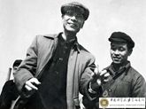 60年代初郭永怀手拿爆炸成型试件