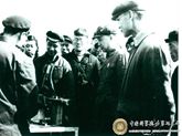 60年代，查看爆炸成型实验结果，右1郭永怀，右2钱学森