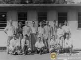1946年在美国Cornell大学的同事和学生，前排：左2孙天风，左3潘良儒，左5刘绍文，后排：左2A.Toni，左3W.R.Sears，左4林绍基，左5：林家翘，左6N.Rott，左7郭永怀，左9钱寿华