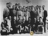 1940年8月,中国第七届留英公费生在俄国皇后号邮轮上。后排右3郭永怀，前排左1林家翘，前排左5钱伟长，后排左2段学复